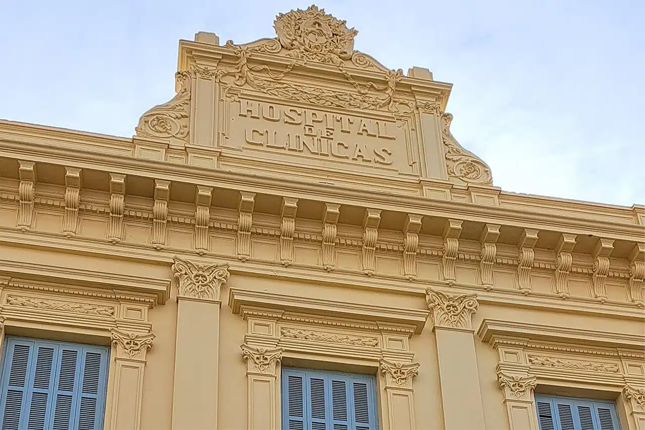 frente del hospital de clínicas de las ciudad de córdoba, argentina